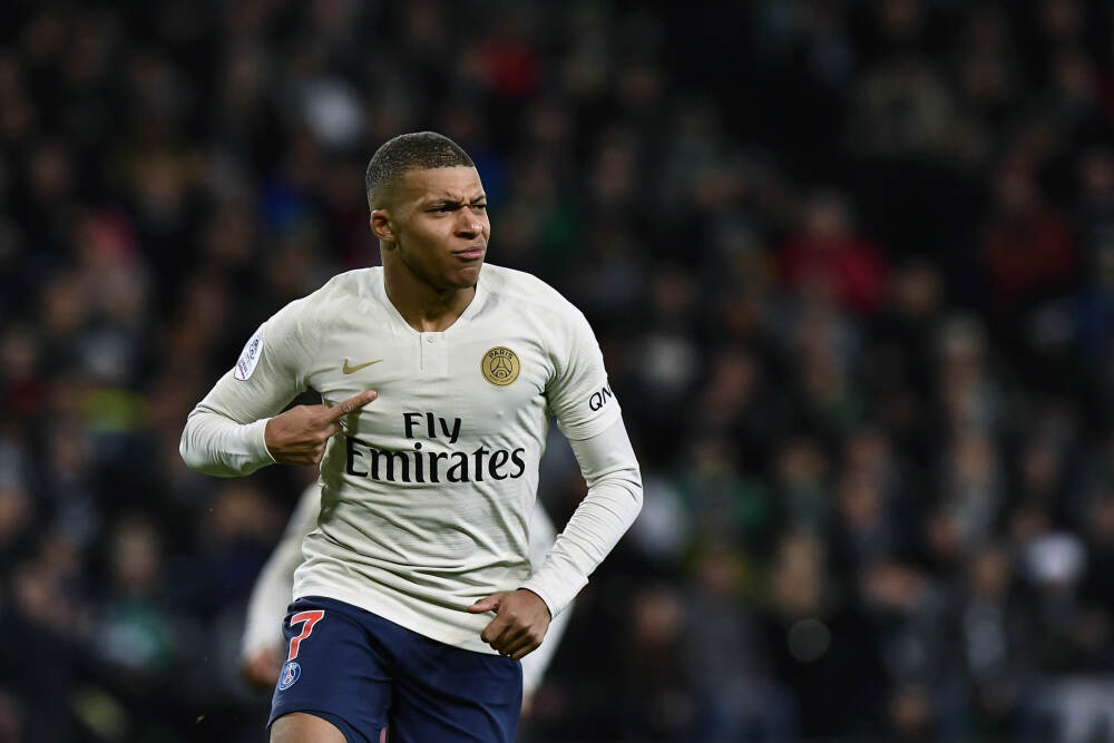 詹姆斯本赛季英超定位球已送出4次助攻，同期仅少于6次的B费